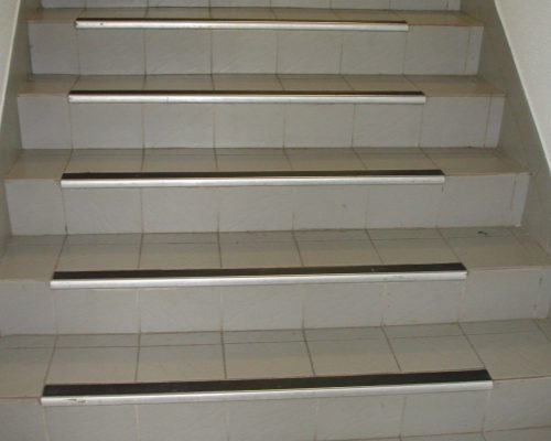 Tiled stairs with textured and high-contrast nosings