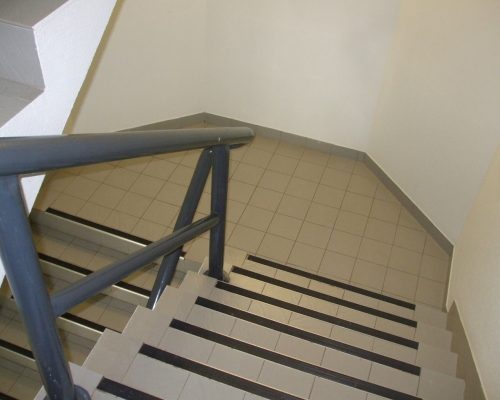 Tiled stairs with textured and high-contrast nosings